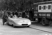 Rekordfahrten von Mercedes-Benz im Herbst 1936. Rudolf Caracciola erzielt mit dem Mercedes-Benz Zwölfzylinder-Stromlinien-Rekordwagen W 25 insgesamt fünf internationale Klassenrekorde und einen Weltrekord.